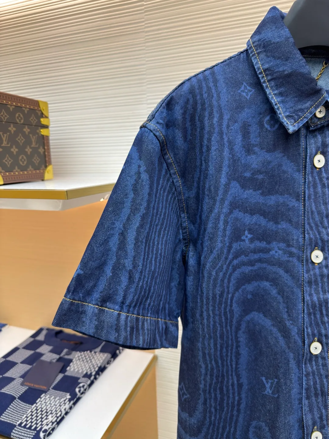 LOUISVUITTON tree pattern denim short-sleeved and long-sleeved ●Authentic product: purchased and developed by 15642 ●Item number: 1680320-B40 ●Fabric: denim fabric ●Technology: Printing ●Version: Fitted version ●Weight: about 520 grams ●Size: XS-S-M-L ●Description: The upper body effect refers to the FW25 early autumn men's series collarless denim rivet full-width logo printed long-sleeved denim jacket for men in blue. This collarless jacket is paved with denim cloth with the LV Moiré pattern, and the Monogram logo is implicitly integrated into it, creating a silky texture. The Marque L.Vuitton DéPosée nubuck label rests on the back for a modern look paired with matching jeans. The overall wiring is straight and delicate, the fabric is comfortable and soft, and the color is consistent without color difference. It can be matched with the same style to create a fashionable look and control various occasions. Customized accessories, complete with three standards, same style for men and women!